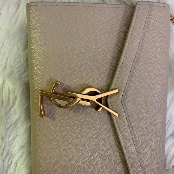 Saint Laurent CASSANDRA MEDIUM CHAIN BAG IN GRAIN DE POUDRE EMBOSSED LEATHER - Picture 4 of 13